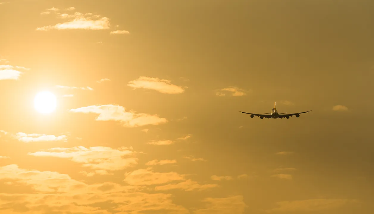 airplane-in-the-yellow-sky-with-a-shining-sun-n-th-2025-02-09-17-46-38-utc copia