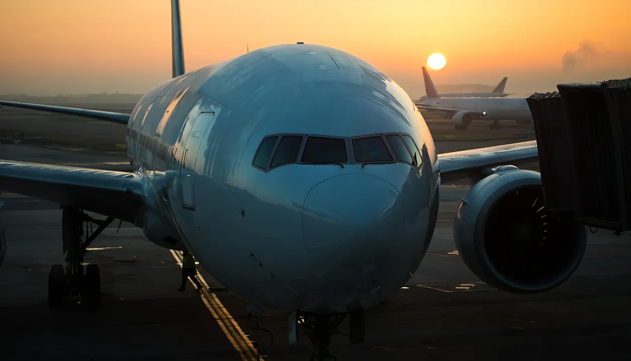 airplane-turbine-detail-with-sunrise-background-in-2025-01-10-21-37-44-utc copia