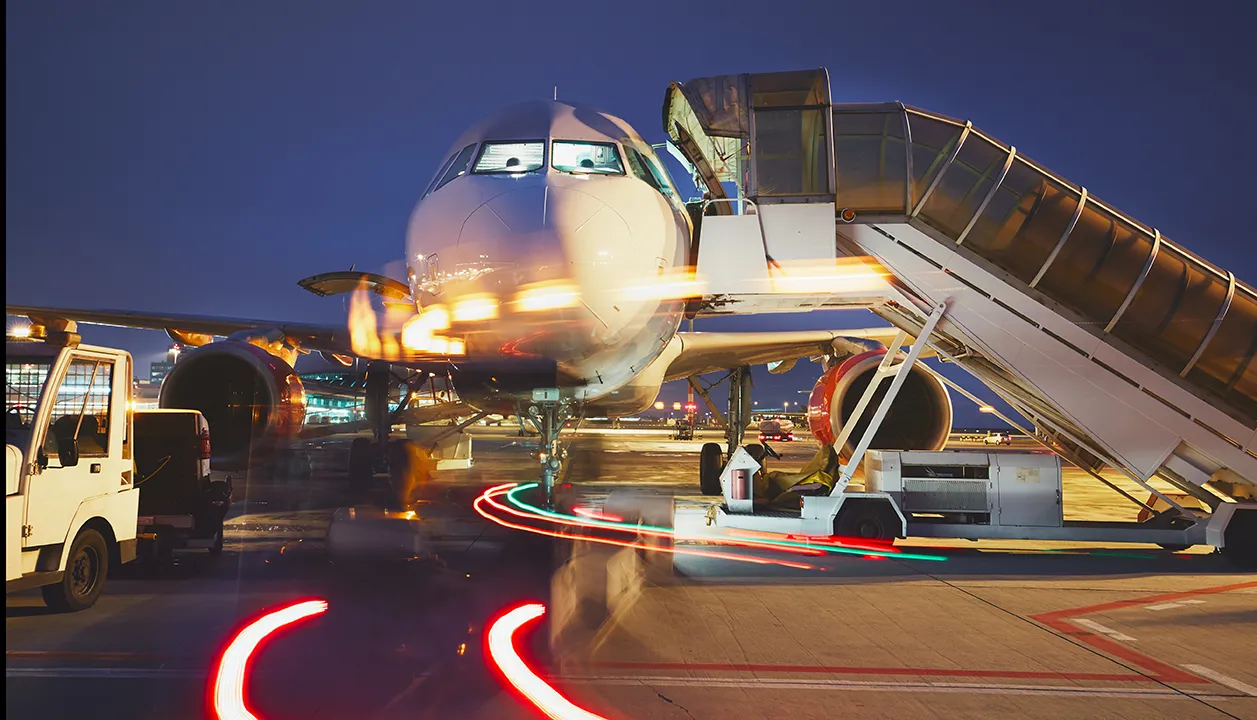 airport-in-the-night-2025-02-16-11-01-50-utc copia