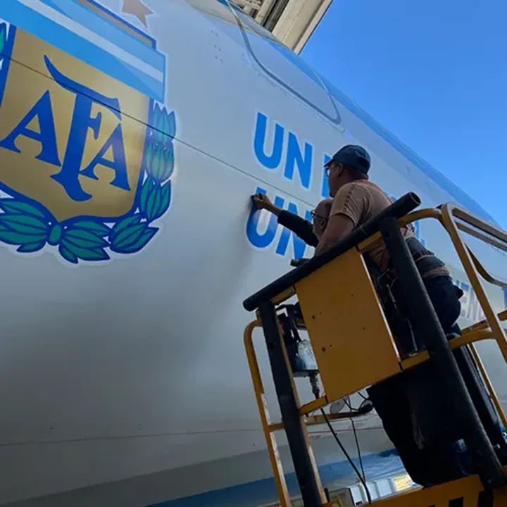 Chapa y pintura para aviones, vehículos y equipamiento aeroportuario.