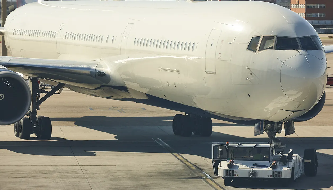 Mantenimiento de cabinas de aviones con estándares AMS y BMS.